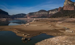 Vista panoràmica del poble vell de Sant Romà de Sau i de l'embarcador de la zona recreativa del pantà de Sau