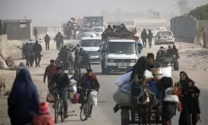 Palestinos desplazados internos avanzan a lo largo de la carretera costera después de que el ejército israelí exigiera a los residentes del campamento de Khan Yunis que abandonaran el campamento de Rafah, cerca de la frontera con Egipto, en el sur de la F