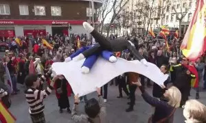 Decenas de personas se han concentrado este domingo en la calle Ferraz, al término de la manifestación contra la ley de amnistía que ha tenido lugar en Madrid, y han manteado a dos muñecos de tela que simulaban ser el presidente del Gobierno, Pedro Sánche