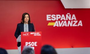 La portavoz del PSOE, Esther Peña, en una rueda de prensa celebrada este lunes en Ferraz.