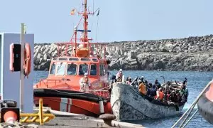 Salvamento Marítimo acompaña hasta el puerto de La Restinga, en El Hierro, a un cayuco con 162 personas de origen.