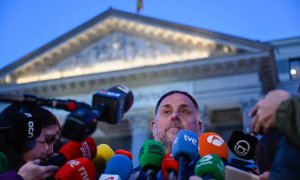 El líder d'ERC Oriol Junqueras atenent els mitjans a les portes del Congrés dels Diputats