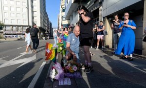 Varias personas guardan un minuto de silencio  por el asesinato de Samuel Luiz, en A Coruña, a 3 de julio de 2023.