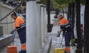 Dos trabajadoras de Lipasam realizado su trabajo en la Plaza Nueva. A 15 de diciembre de 2022, en Sevilla.