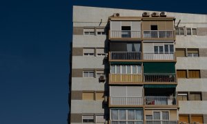 La fachada de un edificio de viviendas del Poble Sec, en Barcelona. E.P./David Zorrakino