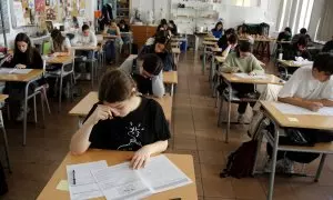 Varios alumnos de una clase de 1º Bachillerato del Institut Moisès Broggi de Barcelona realizan una prueba piloto de PAU, a 14 de marzo de 2023, en Barcelona, Catalunya (España).