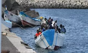 Varios migrantes llegan al puerto de La Restinga, a 4 de febrero de 2024, en El Hierro (Canarias).