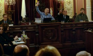 El alcalde de Ourense, Gonzalo Pérez Jácome (3d), y el teniente alcalde Armando Ojea (2d) votan en contra de la moción presentada por el PP durante un pleno en el Concello de Ourense, a 13 de enero de 2023, en Ourense, Galicia (España).