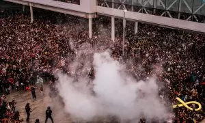 Agentes de la Policía Nacional y Mossos de Esquadra intentan disolver la concentración en el Aeropuerto de Barcelona-El Prat, en protesta por la sentencia del Tribunal Supremo sobre el juicio del 'procés', en Barcelona (España), a 14 de octubre de 2019