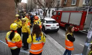 Los Bomberos y los equipos de emergencias trabajan en el edificio derrumbado en Badalona, a 6 de febrero de 2024.