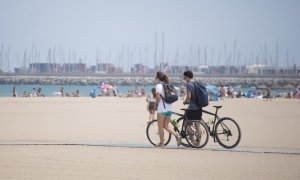 Imagen de archivo de playa de la playa de la Malvarrosa en Valencia el mismo día del inicio del verano 2019.