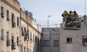 Varios agentes del cuerpo de Bomberos trabaja tras el derrumbe de un edificio en Badalona, a 6 de febrero de 2024.