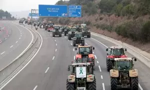 La columna de tractors avançant per l'AP-7 des de Medinyà fins a Barcelona