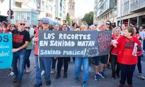 La manifestación de Marea Blanca para exigir mejoras en la atención primaria bajo el lema 'Nos roban la sanidad, nos quitan la vida' ocupan la plaza de la Encarnación, a 28 de octubre de 2023 en Sevilla (Andalucía, España).