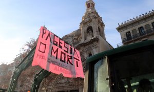 Pancarta d'un dels tractors aparcats a la Gran Via