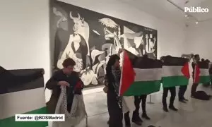 08/02/2024 - Manifestantes despliegan banderas y pañuelos palestinos frente a Guernica en apoyo al pueblo gazatí y contra la invasión de Israel.