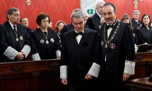 El nuevo magistrado del Tribunal Supremo Ricardo Cuesta (c) junto con el juez Manuel Marchena (d) durante la ceremonia de toma de posesión del cargo celebrada en Madrid (España), a 15 de enero de 2020