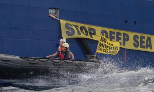 Activistas de Greempeace protestaban el pasado 3 de diciembe de 2023 ante el MV COCO, un barco minero de The Metals Company en el Pacífico.