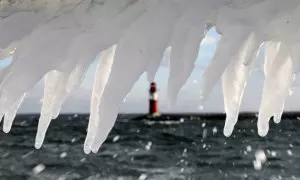 El hielo y la escarcha cuelgan de una barandilla del muelle de Warnemünde, en Alemania.