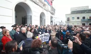 Cientos de vecinos se concentran ante el Ayuntamiento de Barbate por la muerte de dos agentes de la Guardia Civil.