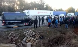 Els agents de la Brigada Mòbil dels Mossos d'Esquadra impedint el tall de l'AP-7 a Pontós