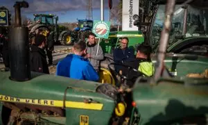 Tractors bloquegen l'entrada a Mercabarna per l'accés d'El Prat.