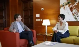 El alcalde de Madrid, José Luis Martínez Almeida, junto a la ministra de Vivienda y Agenda Urbana, Isabel Rodríguez, en una reunión celebrada el pasado mes de diciembre.