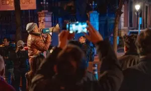 13-2-24 - Varias personas durante una concentración frente al Ministerio del Interior, en Madrid, a 12 de febrero, en apoyo a la Guardia Civil después del fallecimiento de dos agentes por el ataque de una narcolancha en Barbate.