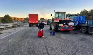 Un manifestant desmuntant una tenda a l'AP-7