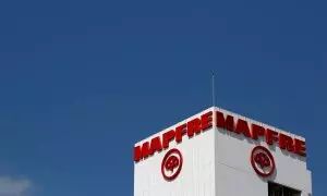 El logo de la aseguradora Mapfre en un edificio en Sevilla. REUTERS/Marcelo del Pozo