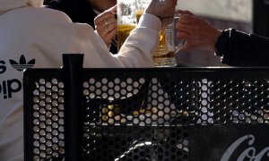 Imagen de archivo de una persona fumando en una terraza de Madrid.