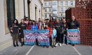 El padre de Ekai, Elaxar Lersundi (1d), posa en el Parlamento Vasco, a 15 de febrero de 2024, en Vitoria, Álava, País Vasco (España).