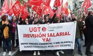 Empleados de banca durante una manifestación para exigir mejores salarios, a 8 de febrero de 2024, en Madrid.