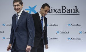 El presidente de CaixaBank, José Ignacio Goirigolzarri (i), y el consejero delegado de la entidad, Gonzalo Gortázar (d), durante la presentación de los resultados del ejercicio de 2023, en Valencia. E.P./Rober Solsona