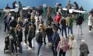 Ambiente en un colegio electoral durante la jornada electoral en Galicia.