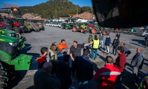 Junqueras conversa amb alguns dels pagesos que van participar en la tractorada cap a Barcelona, durant la concentració al Bruc.