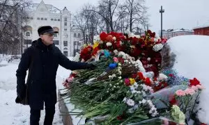 Flores para Navalni en Moscú.