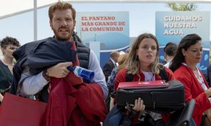 Adriana Torrebejano y Juanlu González en una escena de la película 'Políticamente incorrectos'.