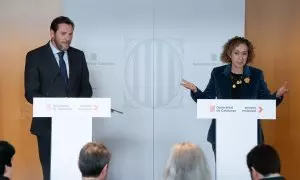 óscar Puente, ministro de Transporte, y Ester Capella, consellera de Territorio de la Generalitat, en rueda de prensas tras el acuerdo del traspaso integral de trenes Rodalies.