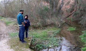 20/02/2024 - El biòleg Eudald Pujol i l'alcaldessa de Jorba, Pilar Queralt, al riu Anoia al seu pas pel municipi.