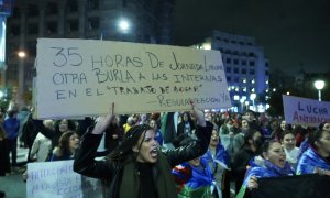 Decenas de mujeres portan carteles, durante una manifestación contra la violencia hacia la mujer, a 25 de noviembre de 2023, en Bilbao, Vizcaya, País Vasco (España).