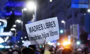 Una mujer sostiene un cartel durante una manifestación por el 8 de marzo. Imagen de archivo.