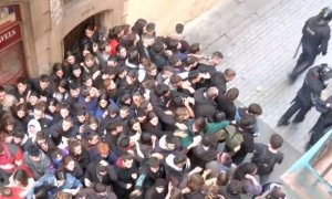 Al llarg del matí hi ha hagut tensió entre els activistes concentrats davant del bloc, al número 106 del carrer del Carme,