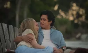 Julianne Moore y Charles Melton, en una secuencia de la película.