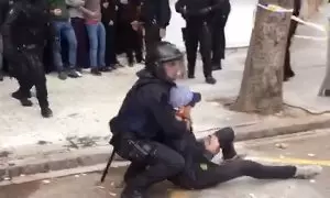 Momento en el que el mosso redujo al manifestante