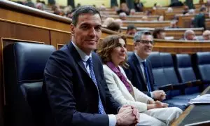 El presidente del Gobierno, Pedro Sánchez, con la vicepresidenta primera, María Jesús Montero, y el ministro de Presidencia y Justicia, Félix Bolaños, en el Congreso de los Diputados, en el debate sobre la ley de amnistía. REUTERS/Ana Beltran