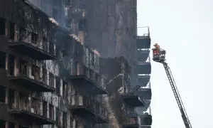 Los bomberos continúan trabajando este viernes tras el fulminante y devastador incendio en un edificio de viviendas de catorce plantas en València, que se ha propagado a otro anexo, y ha causado cuatro muertos y se busca a otras diecinueve personas que es