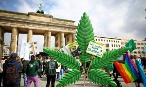 Manifestación frente la Puerta de Brandeburgo, en Berlín, por la legalización del cannabis, en abril de 2023. REUTERS/Nadja Wohlleben