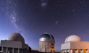 El Observatorio Interamericano de Cerro Tololo (CTIO) en los andes chilenos (izquierda) alberga el telescopio Víctor M. Blanco, con un espejo de 4m de diámetro (centro) equipado con la DECam.