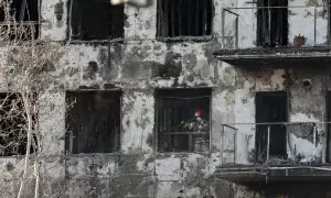 Un bombero trabaja este sábado en el edificio incendiado en el barrio de Campanar de València